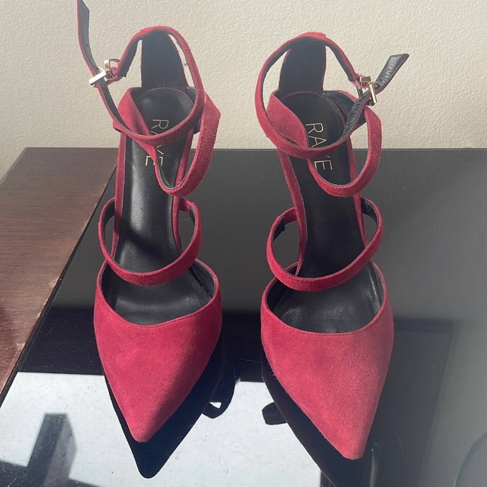 x REVOLVE Carrie Pump
RAYE
Color: Merlot